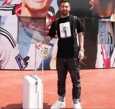 Cuánto vale y dónde se compra la remera que tenía puesta Lionel Messi cuando volvió al país